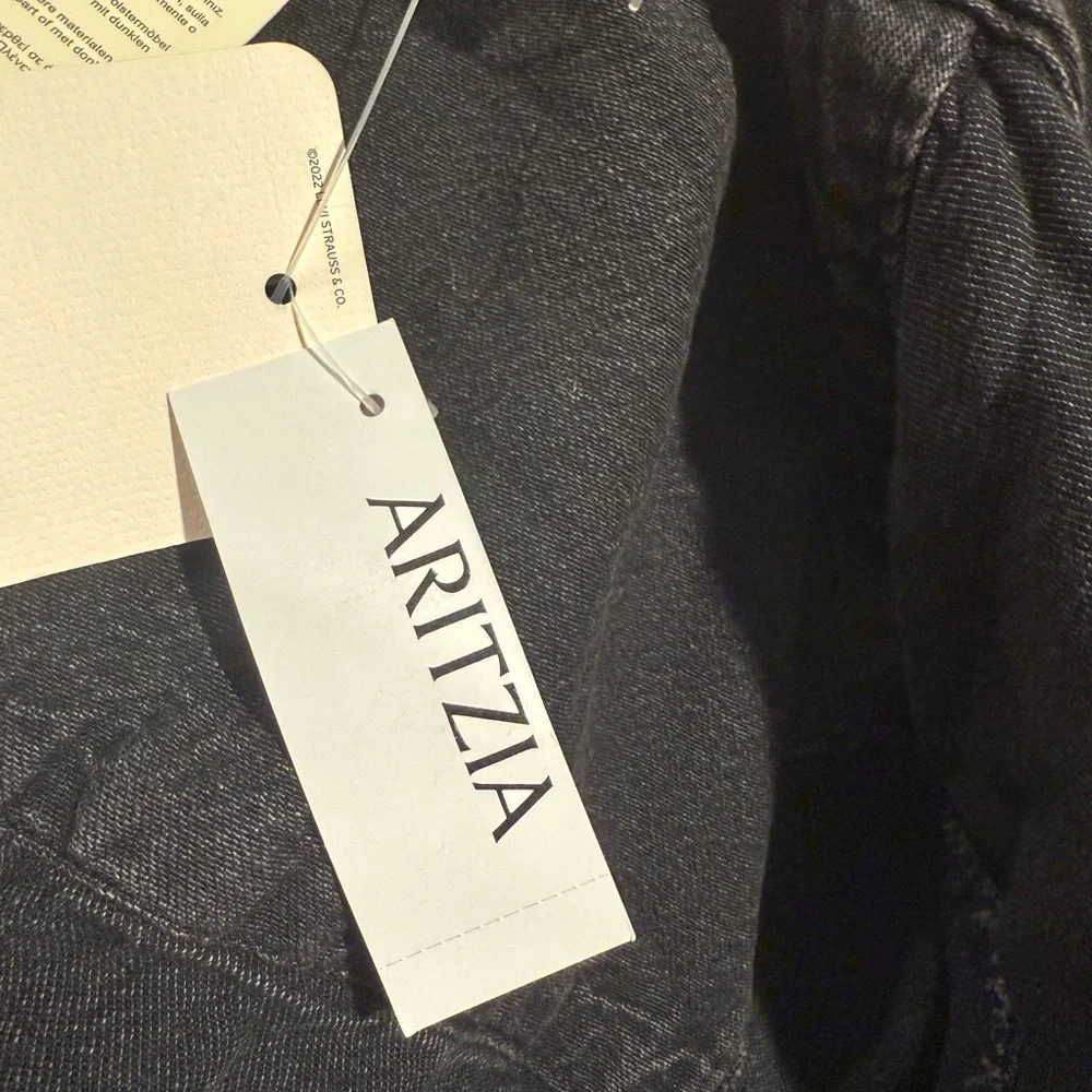 Aritzia: Levi's Black Denim Button Down Shirt - Picture 8 of 8